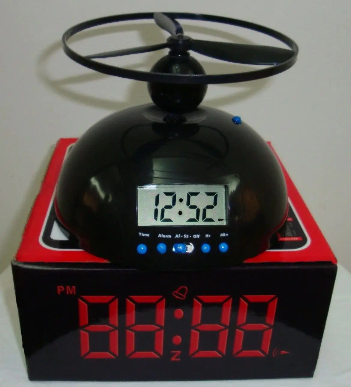 Blowfly будильник. Будильник вертолет. Необычный «летающий» будильник. Прикольный убегающий или летающий будильник. Будильник с пропеллером.