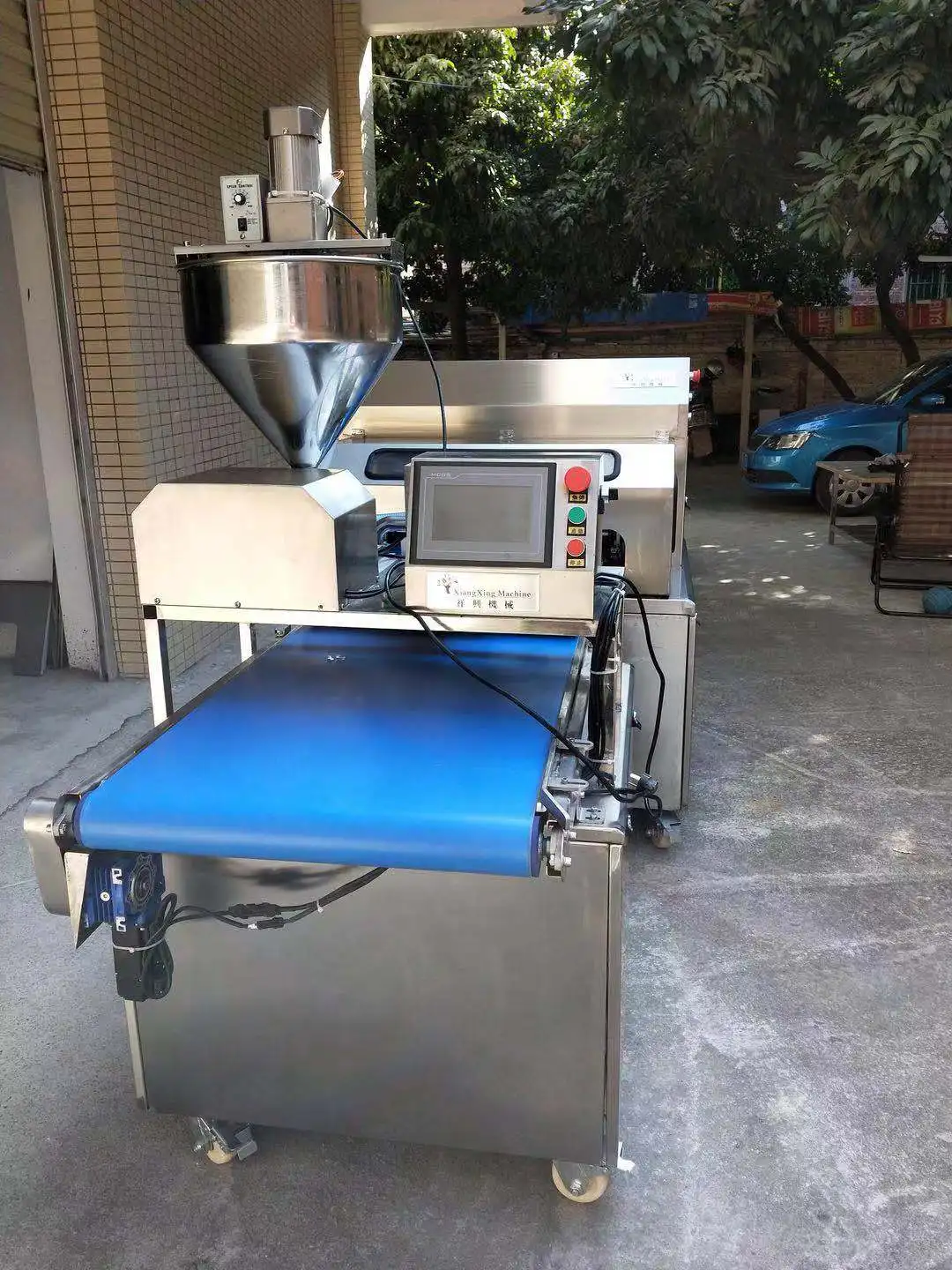 High Quality Professional Swiss Roll Cake Cream Coating Icing Rolling