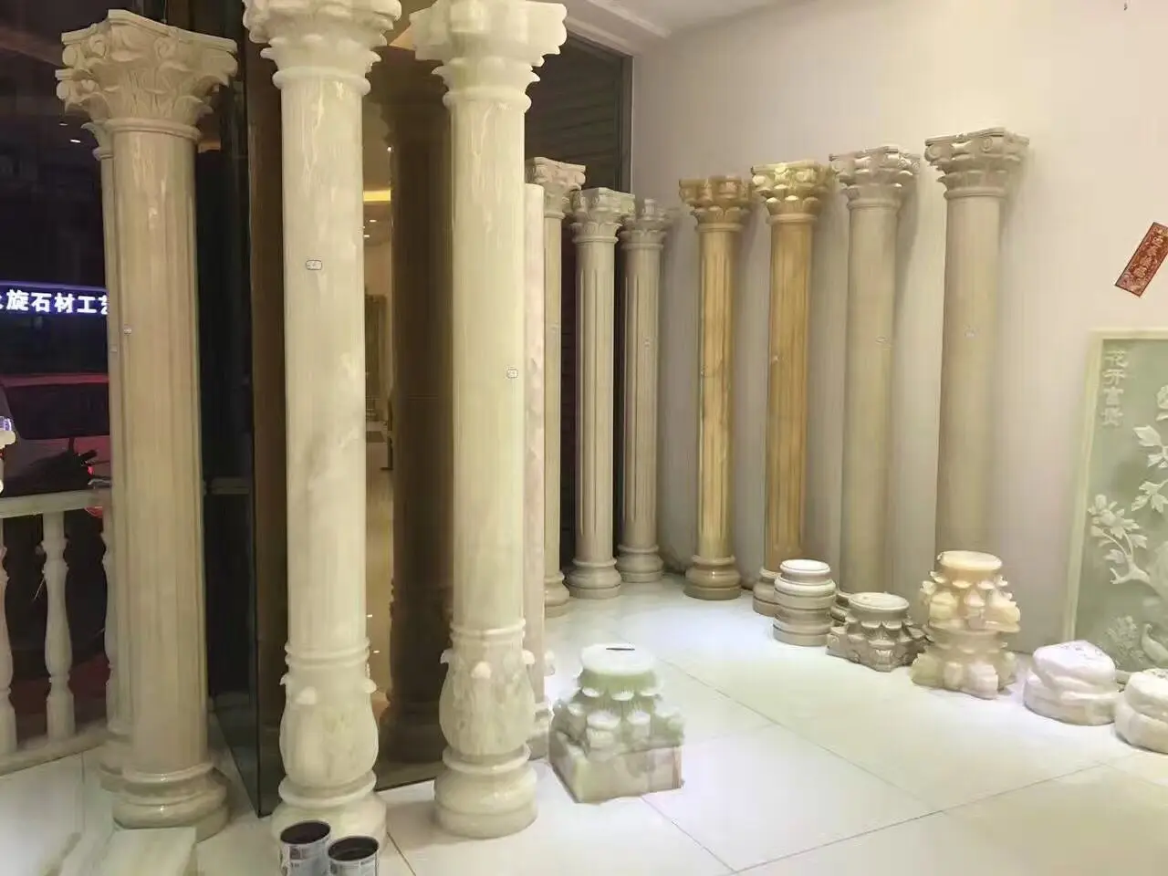 мраморные колонны в интерьере
