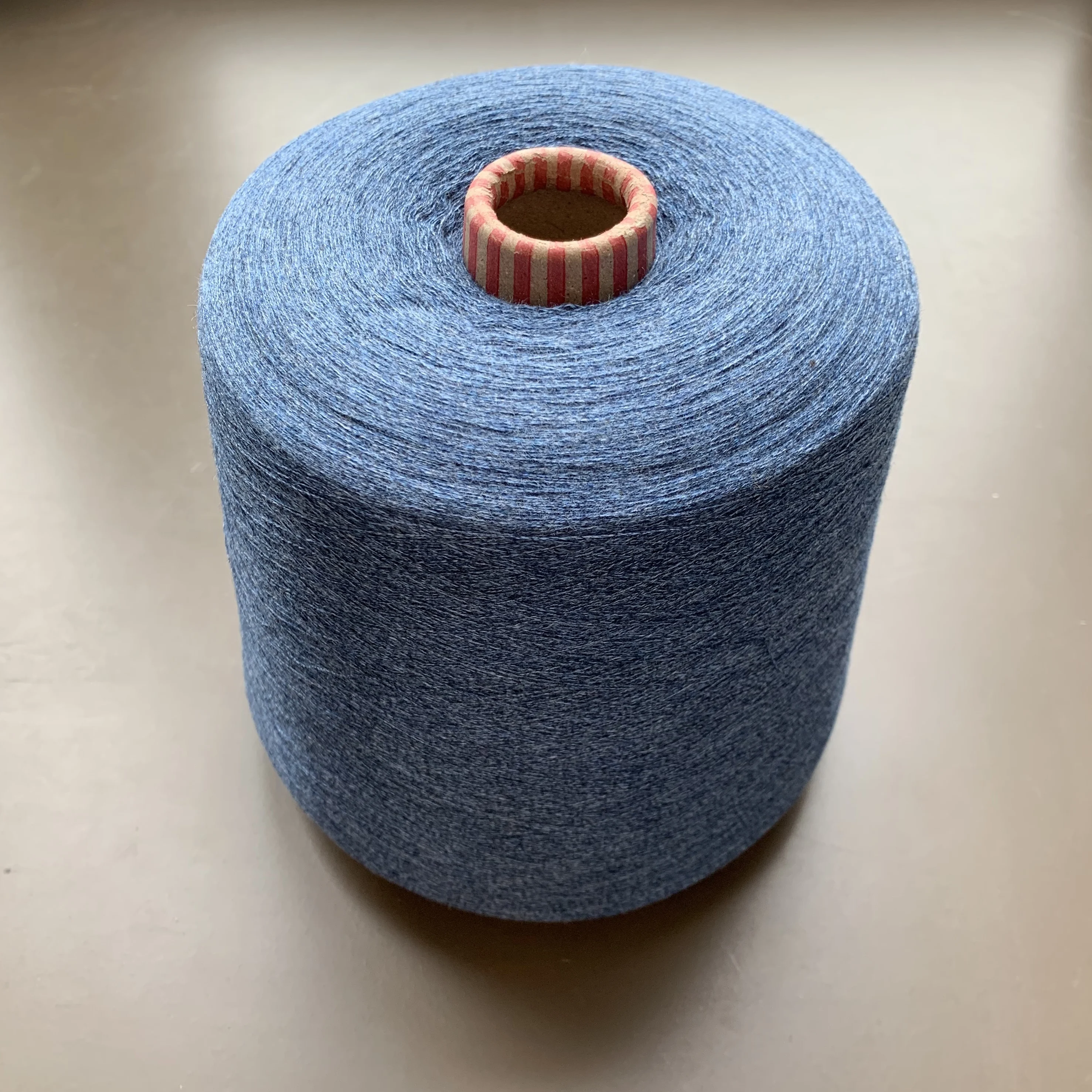 Шерстяной 2. Шерстяной 2. Пряжа из овечьей шерсти. Ткань твид эластан коричневый. Шерстяной 2.