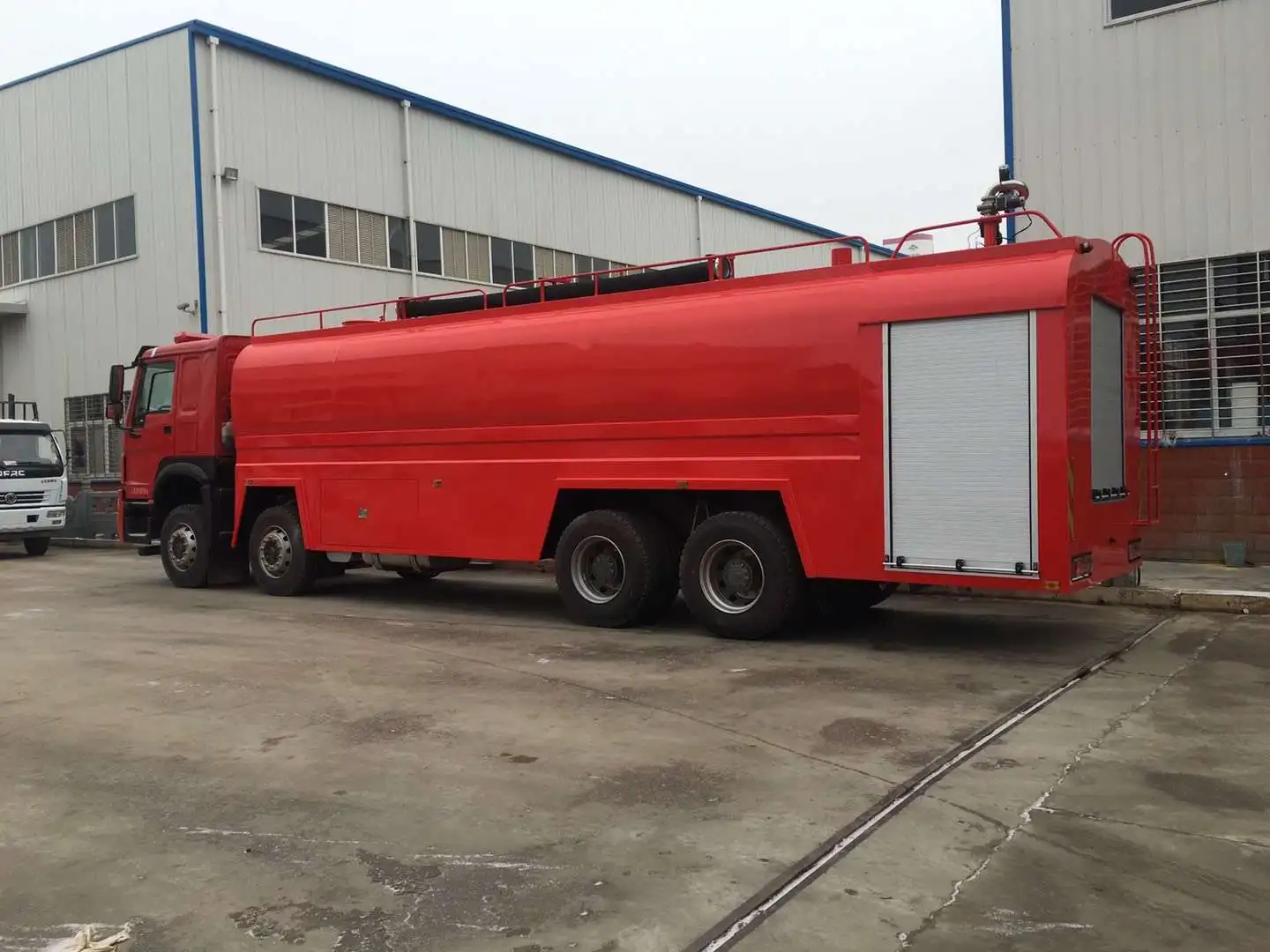 中国重汽品牌 8-12 个月警笛喇叭消防卡车 20000 升