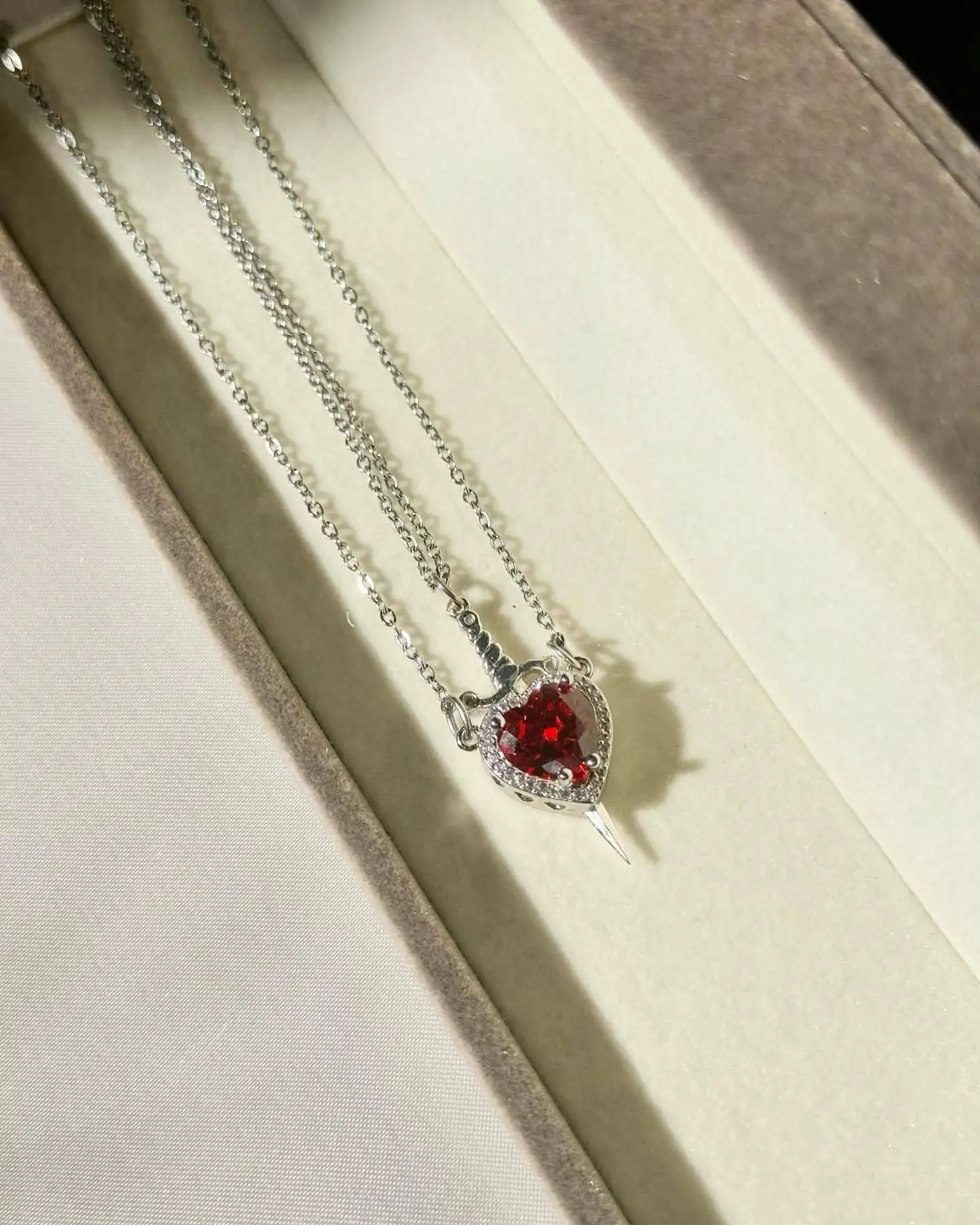 European American Women's Retro French Necklace New Hot Cross-Border Fashion Pendant Red Crystal Love Dagger Alloy Heart Shape