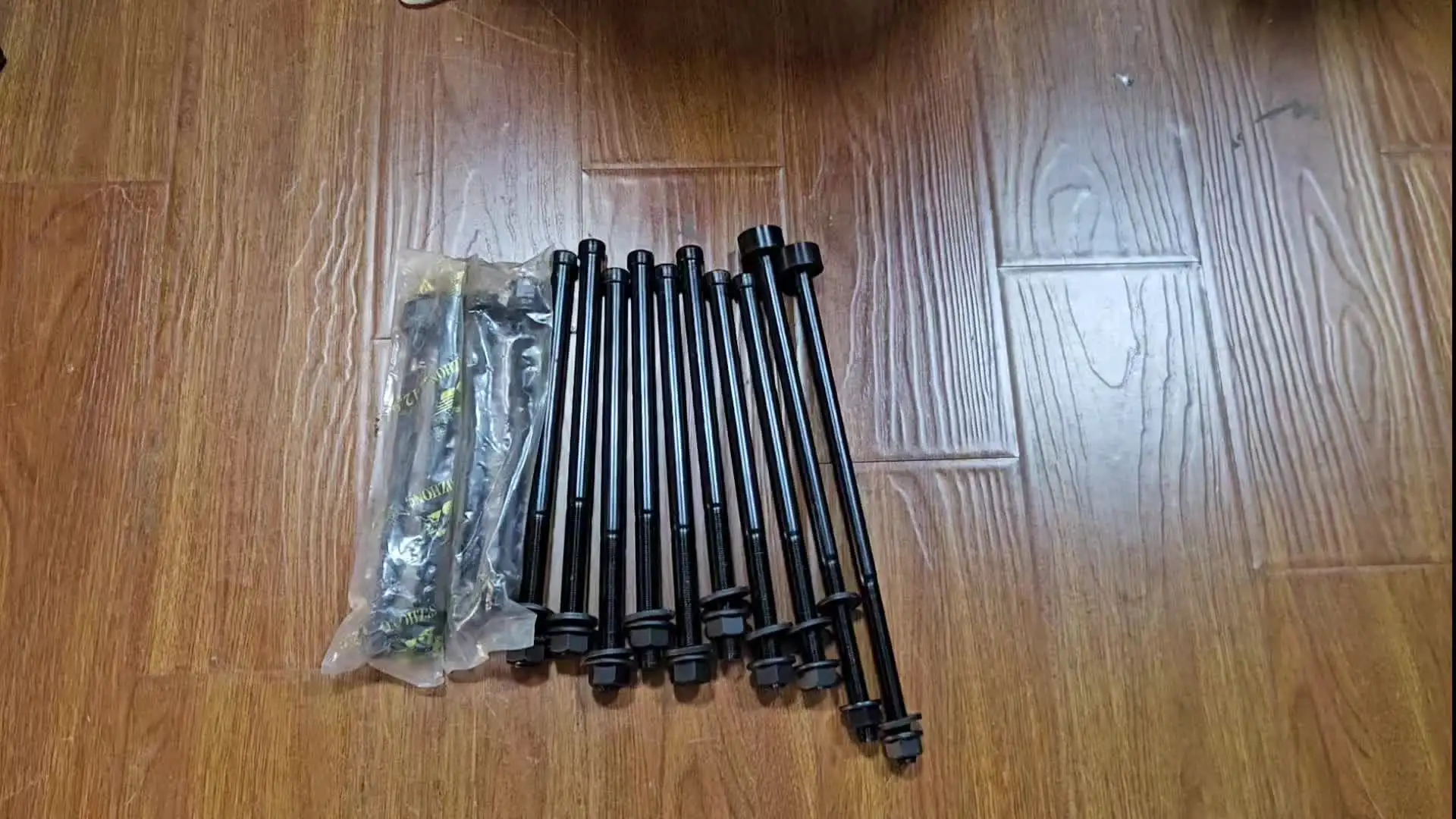 High-quality Leaf Spring Bolts for Shacman Heavy Duty Trucks