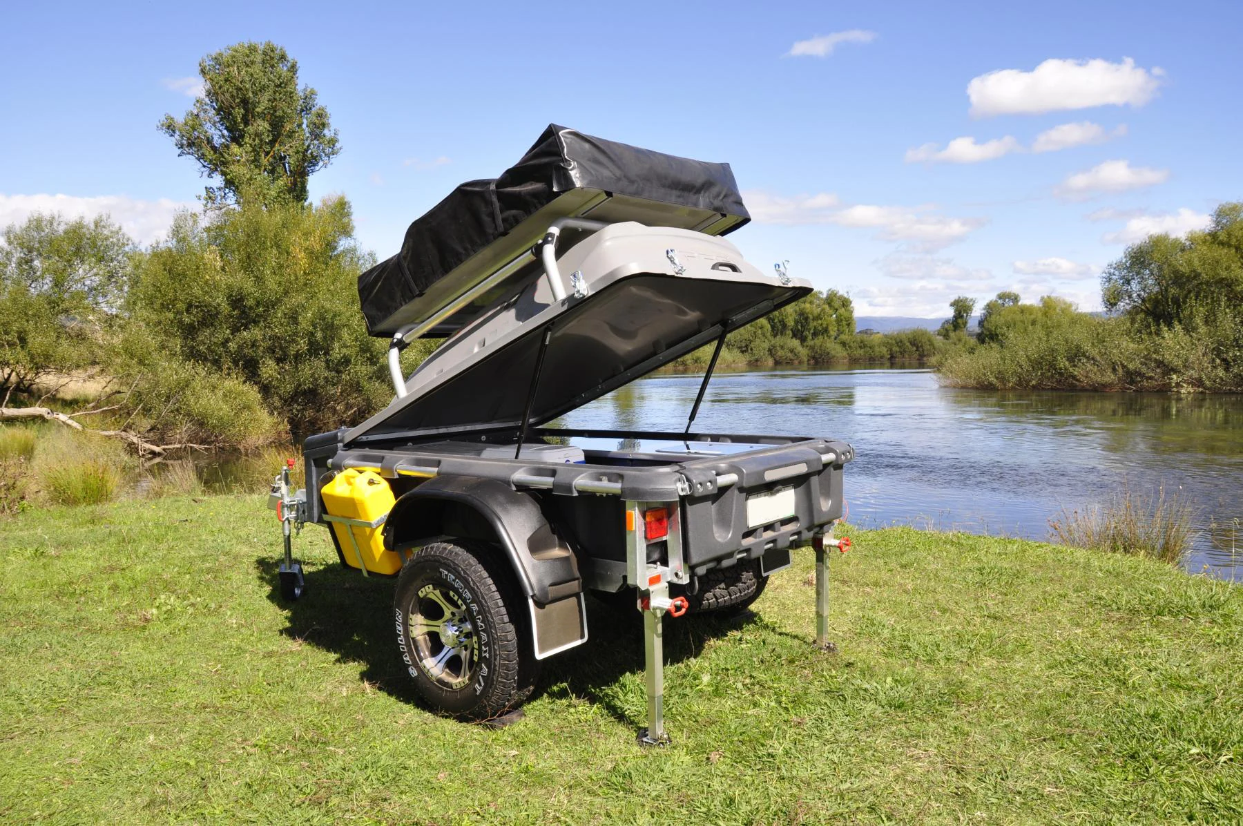 Folding Travel Trailer. Стилаж для лодочного двигателя в поицеп.