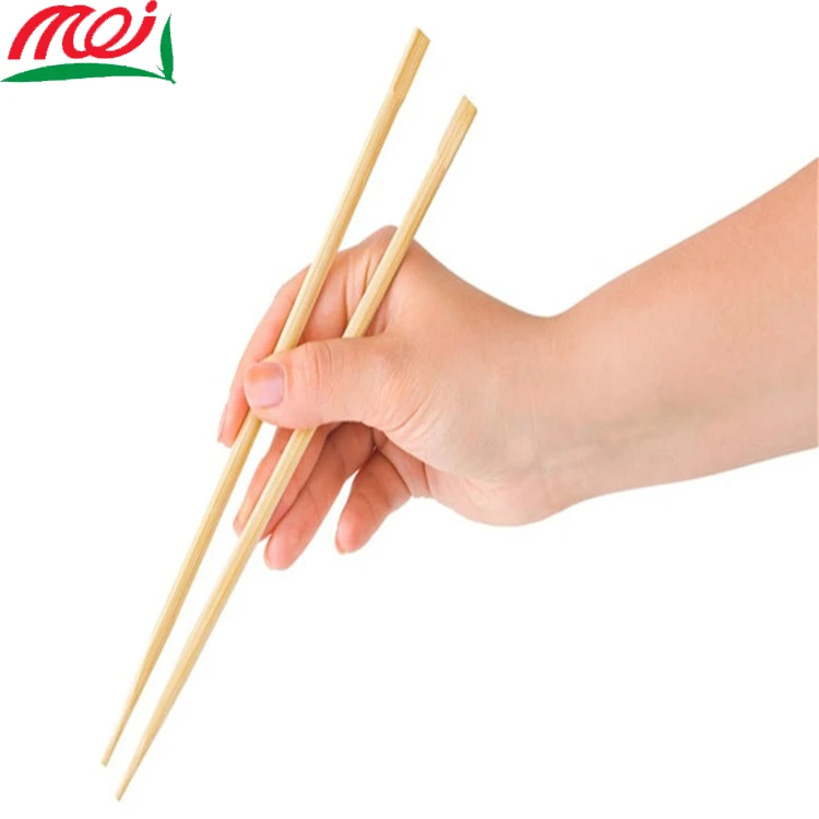 Как едят лапшу палочками. Китайская лапша с палочками. Палочка в руке. Рука с палочками для суши. Держать палочки для еды.