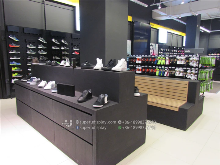 negozio scarpe sportive