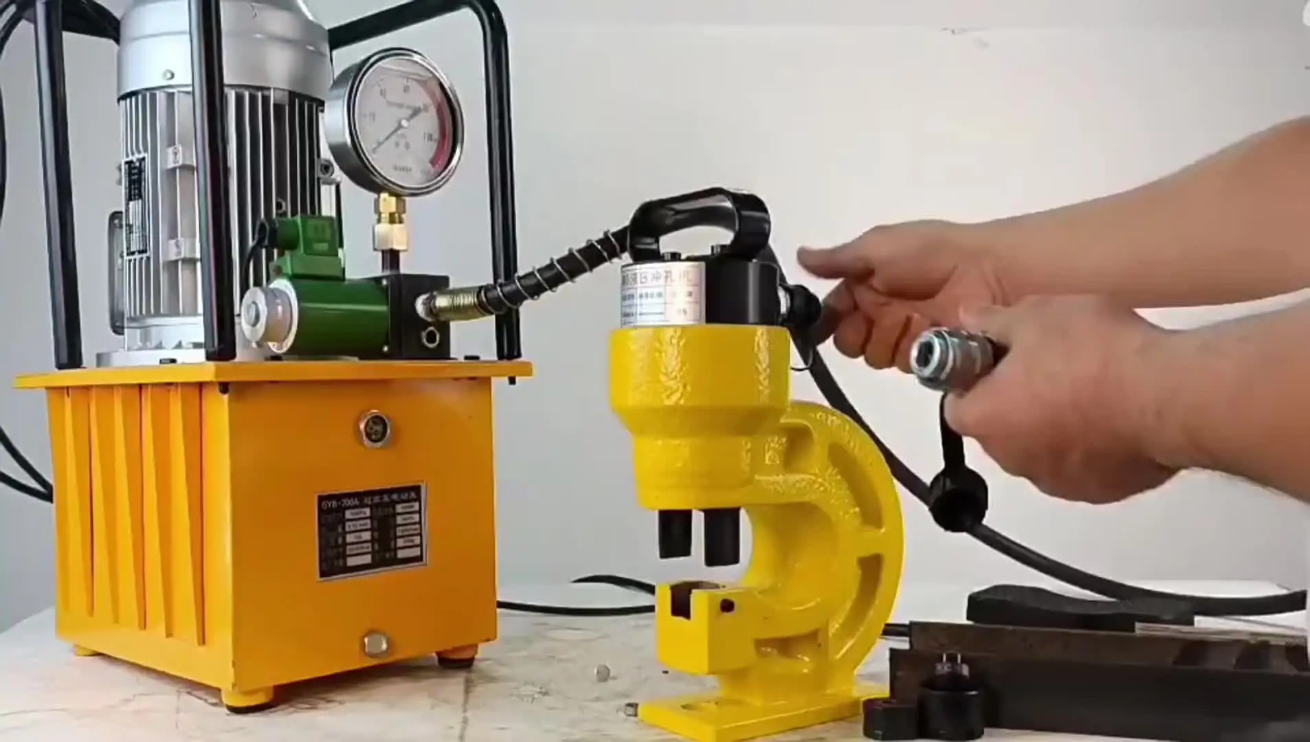 Customizable Hydraulic Hole Punching Tool - Durable & Versatile