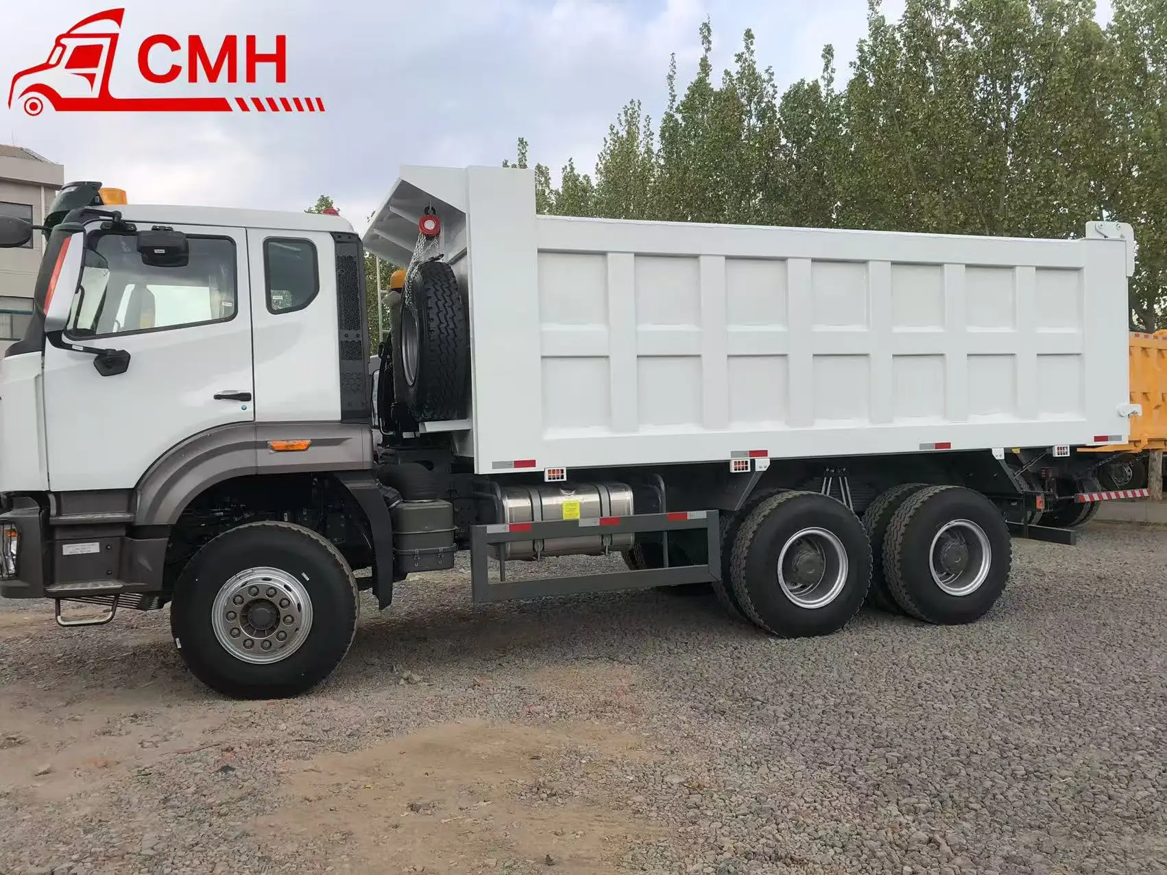 Sinotruck Howo NX 371hp 6*4 LHD Dump Truck for Construction Sites on Sale for Transportation Use manufacture