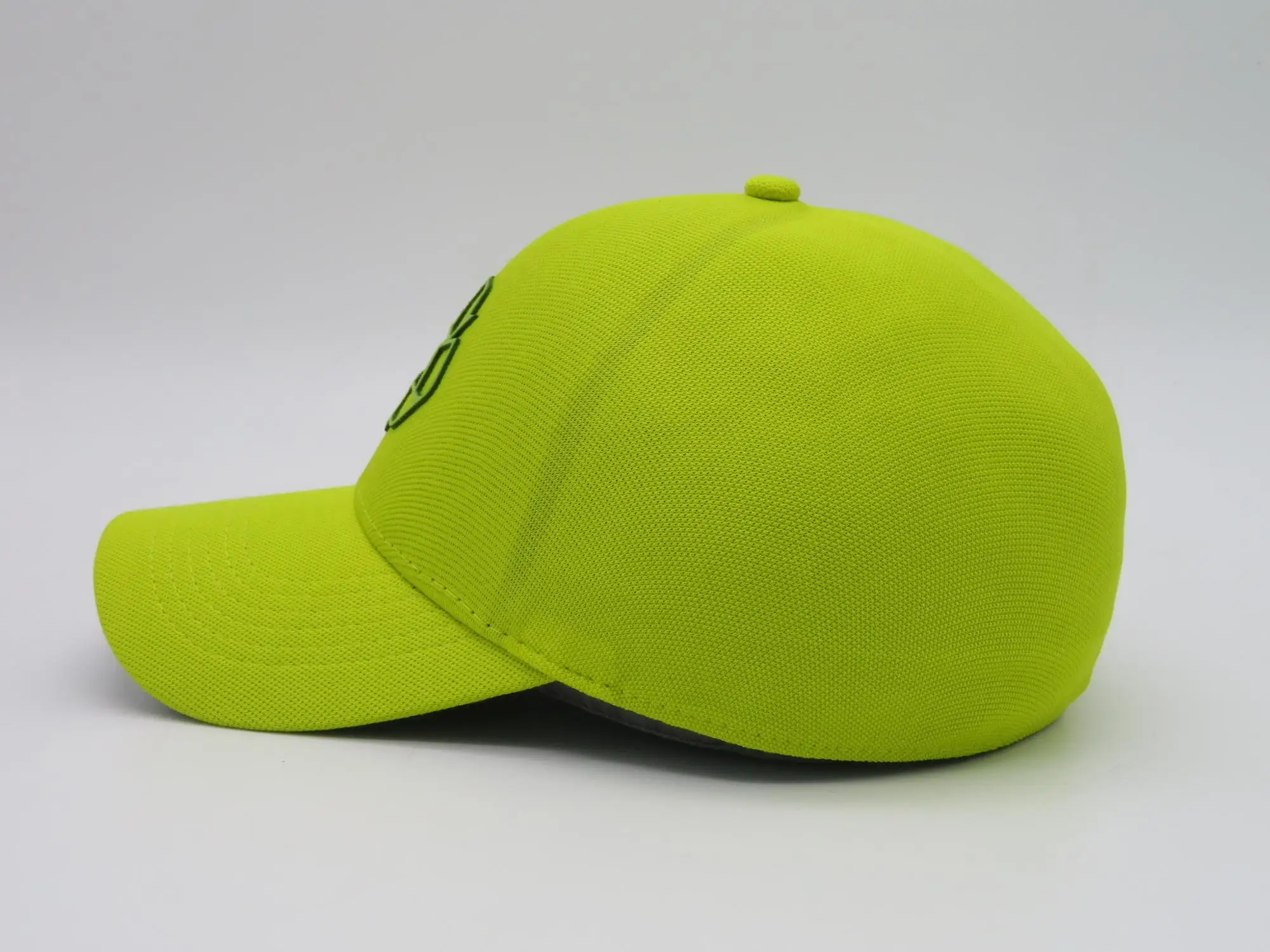 织物又称可乐瓶环保布,是一种由回收瓶纱编织而成的新型绿色环保织物