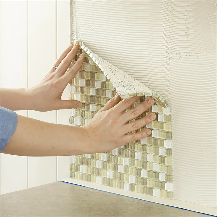Чем можно обклеить ванну. Укладка мозаики. Пластиковая мозаика для стен. Укладка мозаичной плитки на стену. Самоклеющаяся плитка для стен.