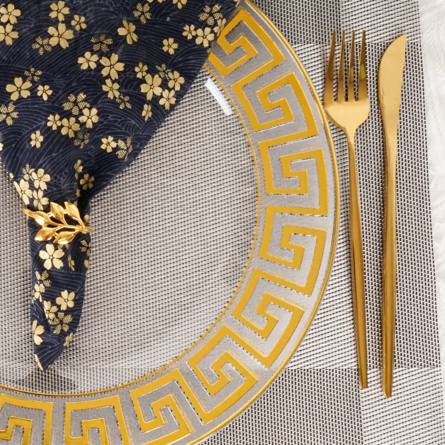 Factory Wholesale Transparent Gold Rim Plastic Charger Plates Wedding