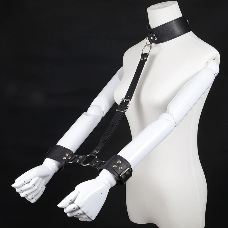 sm皮革束缚套装限制性爱手铐性玩具鞭子手铐供应商