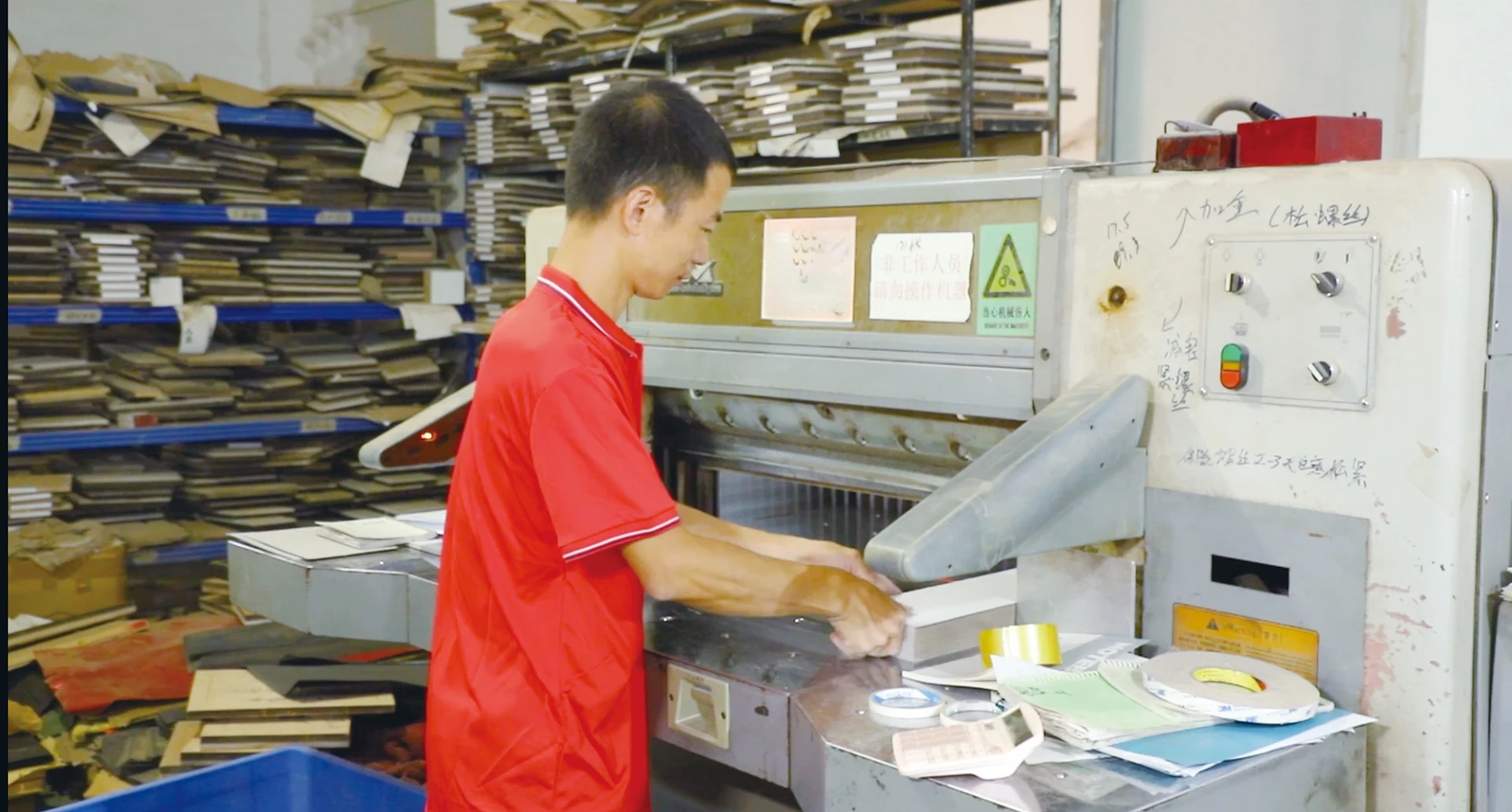 Vận hành máy phay gỗ CNC sản xuất hộp quà tặng theo yêu cầu