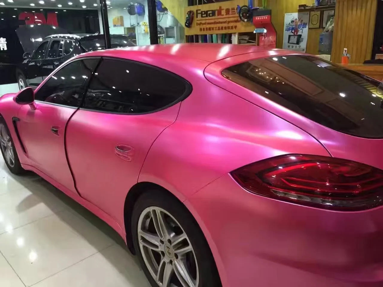 Розовый металлик машина