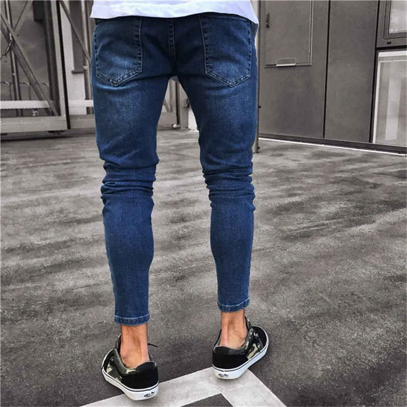 Зауженные джинсы на мужчине