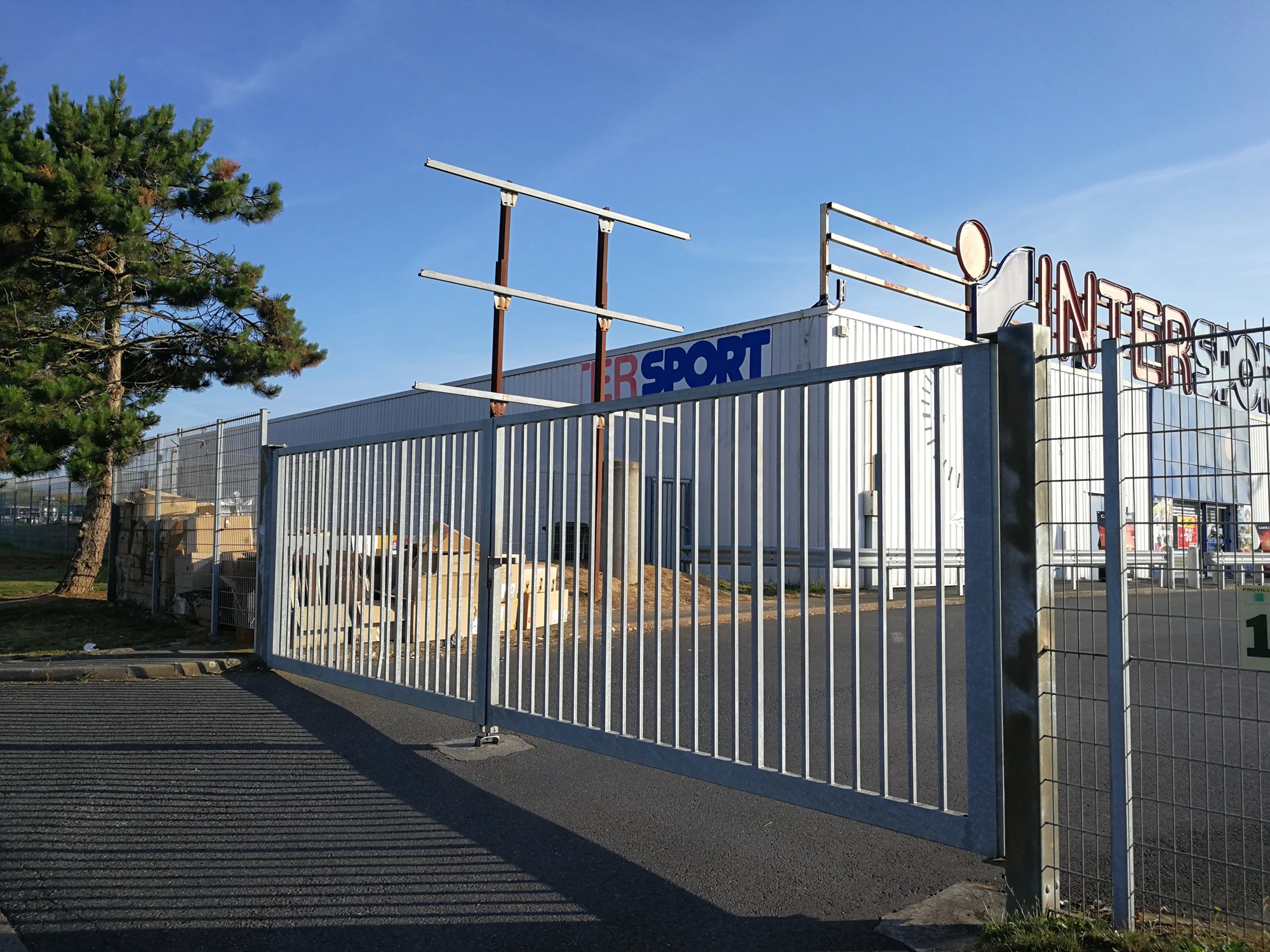 berita perusahaan terbaru tentang Gerbang Taman Depan Hitam Hias Murah Gerbang Besi Tempa  1