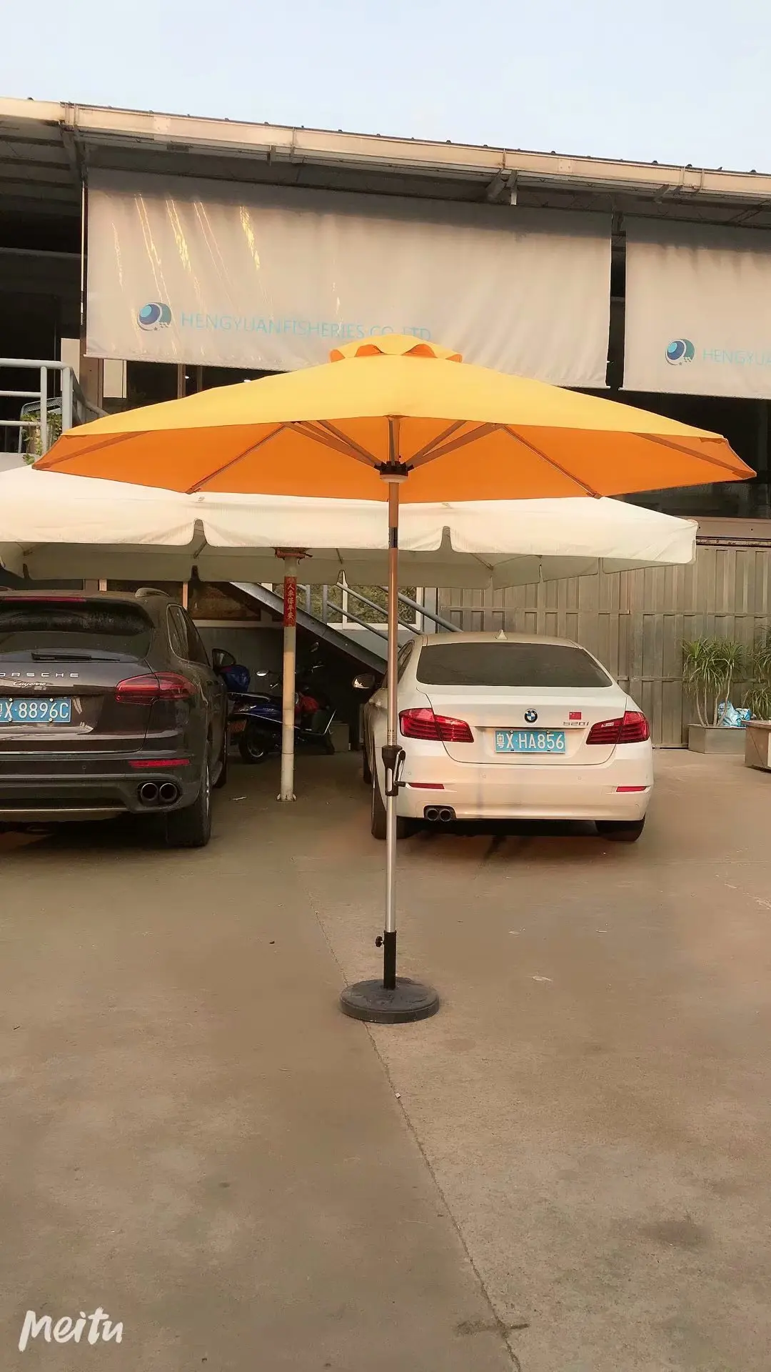 modern design solar parasol patio umbrella with lights