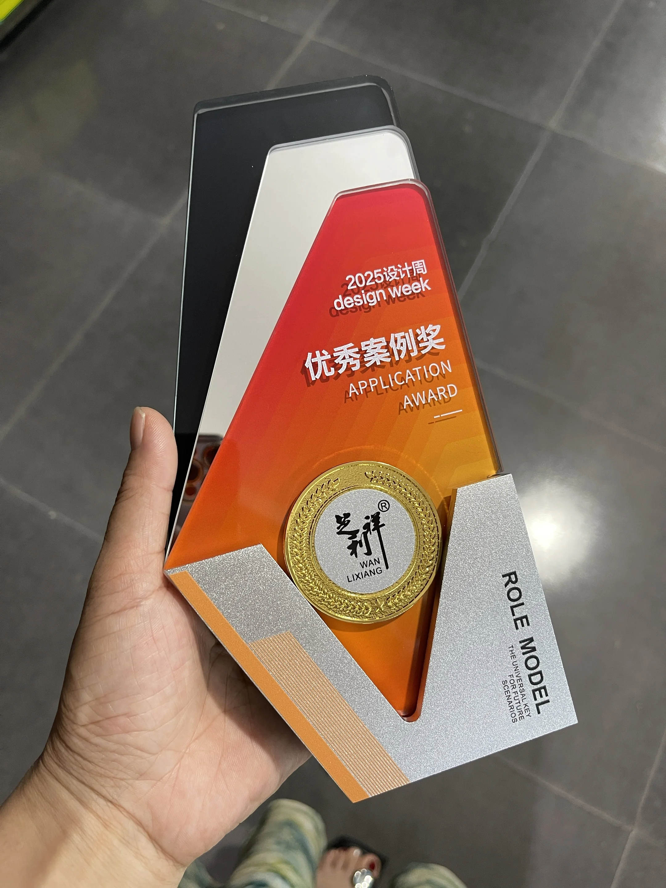 2026 Crystal Laser Engraved UV Printing Trophy Business Souvenirs for Company Annual Meeting Awards