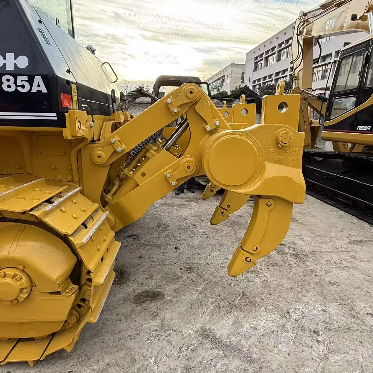 Japan Original Komatsu D85A Build Dozer Heavy construction equipment ...