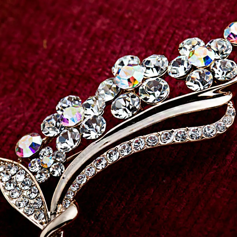 最新设计时尚-铆钉胸针水钻花高档合金首饰