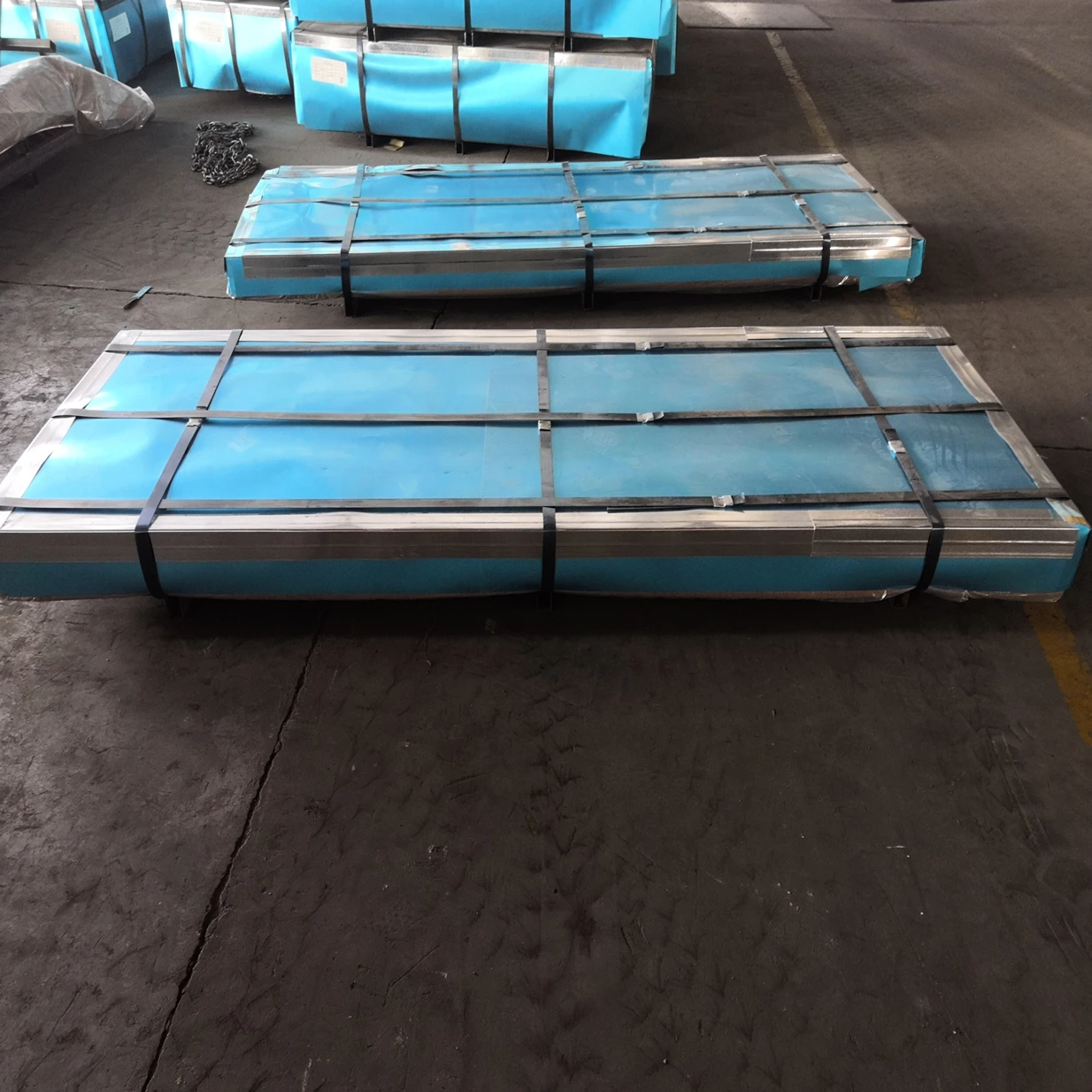 packaging details 内部包裹着塑料薄膜和防水纸,外面包装着镀锌钢板