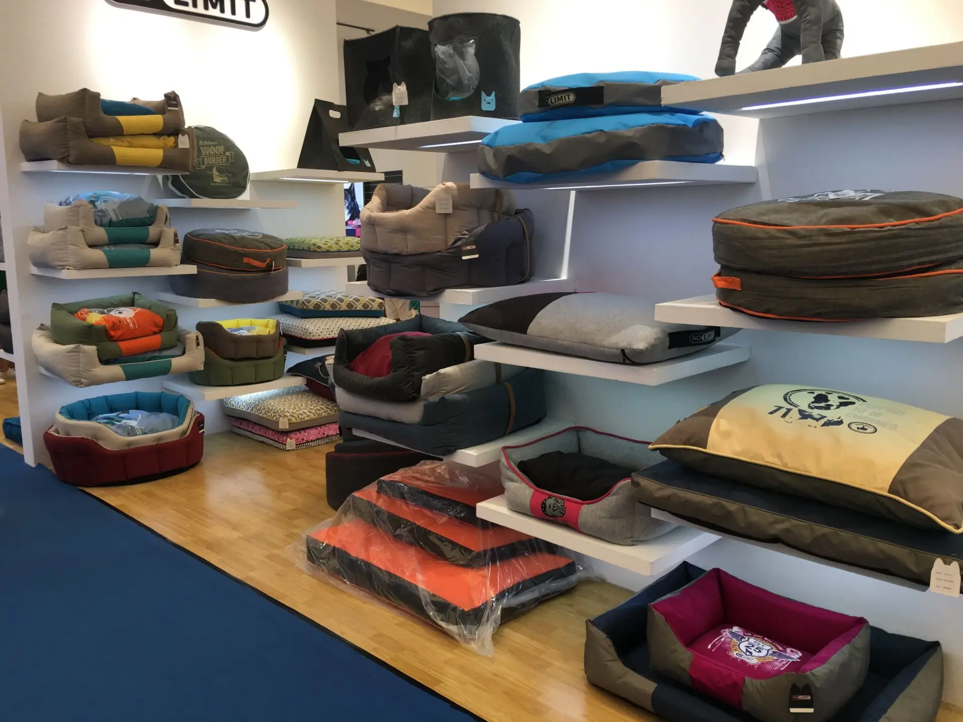 Twoinone filled car seat with removable dog kennel,Simple and