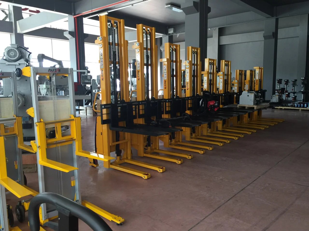 机叉 - buy 可调手动堆高叉,手动堆高 2000千克,手动绞盘手堆垛机