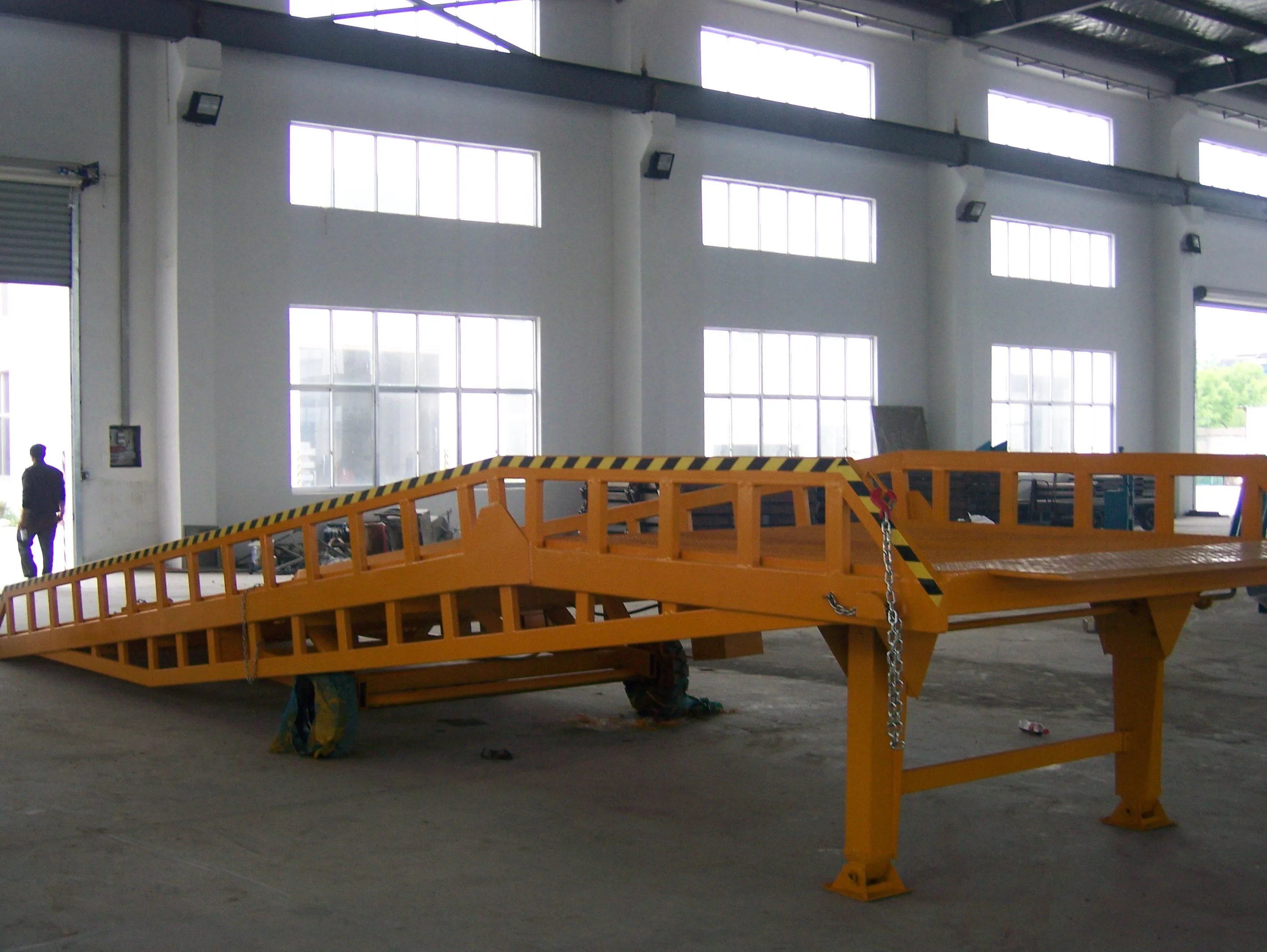 10t Movable Hydraulic Dock Leveler Dock Ramp For Container Loading ...