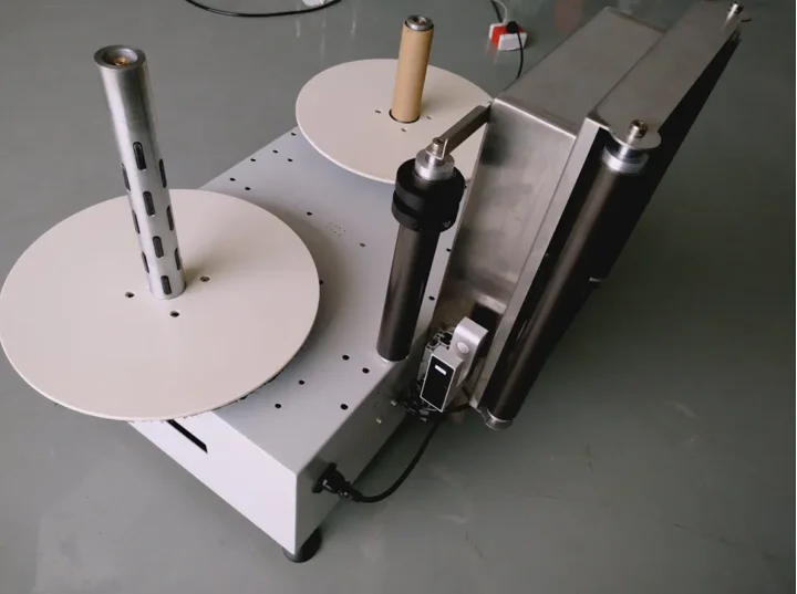 Roll to roll label counting machine with webguide rewinding, View Roll