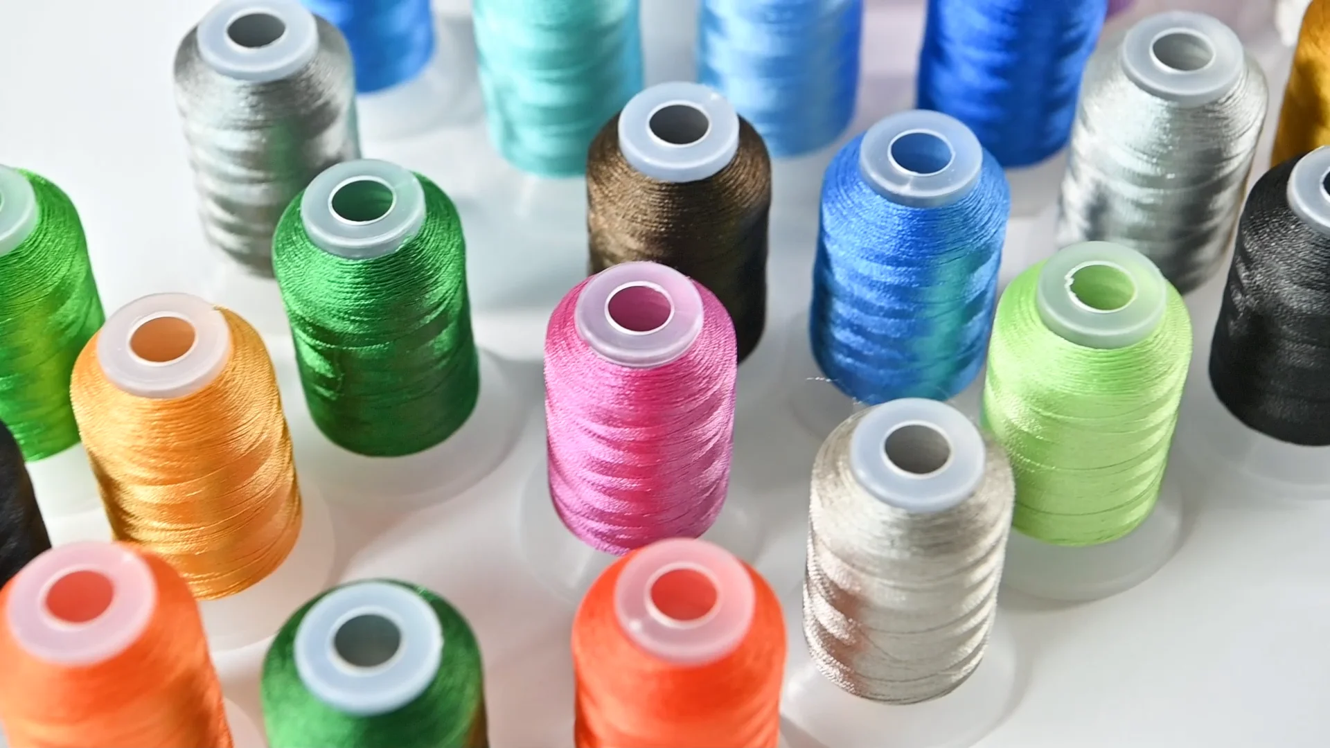 нитки катушечные 30. нить полипропилен 120гр. желтые нитки. пестрая нить для шитья. нитки обычные для шитья.