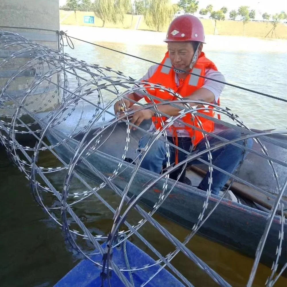 berita perusahaan terbaru tentang BTO-22 Galvanized Razor Wire Coils Dengan Loops Dia 600 mm Digunakan Di Kapal Untuk Anti-pembajakan  2