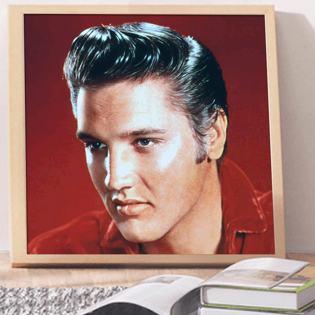 Элвис пресли слушать. Рубашка Элвиса Пресли. Elvis Presley + Elvis. Продюсер Элвиса Пресли. Элвис Пресли в красной рубашке.