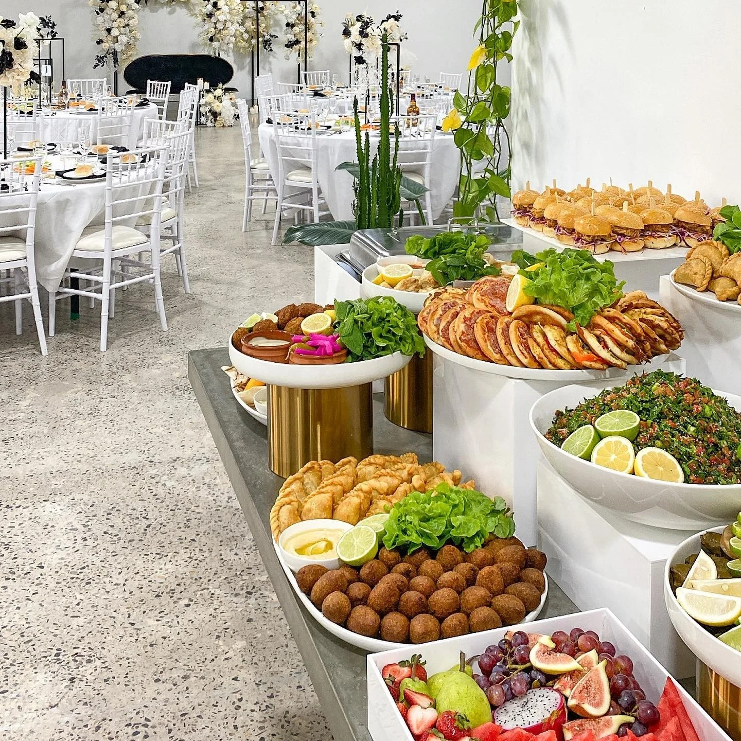 Premium 5 Sided Acrylic Food Display Stands White Buffet Acrylic Food