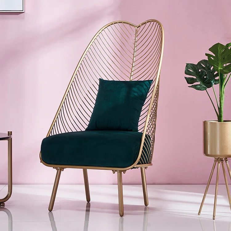 棕榈叶金丝背金属带天鹅绒坐垫的房间椅子