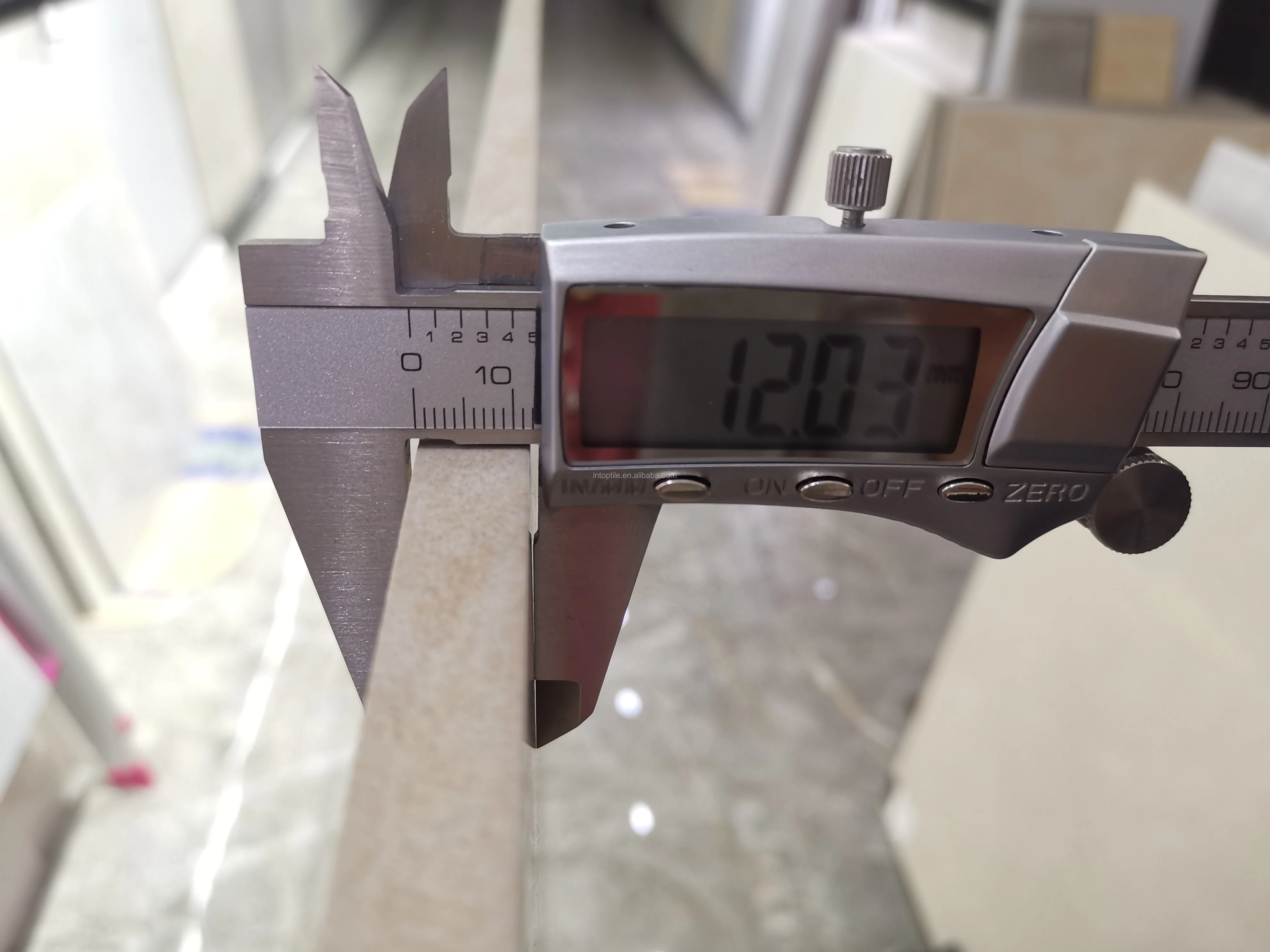 棕色,大理石设计; 3.全身大理石瓷砖; 4.厚度: 12毫米; 5.