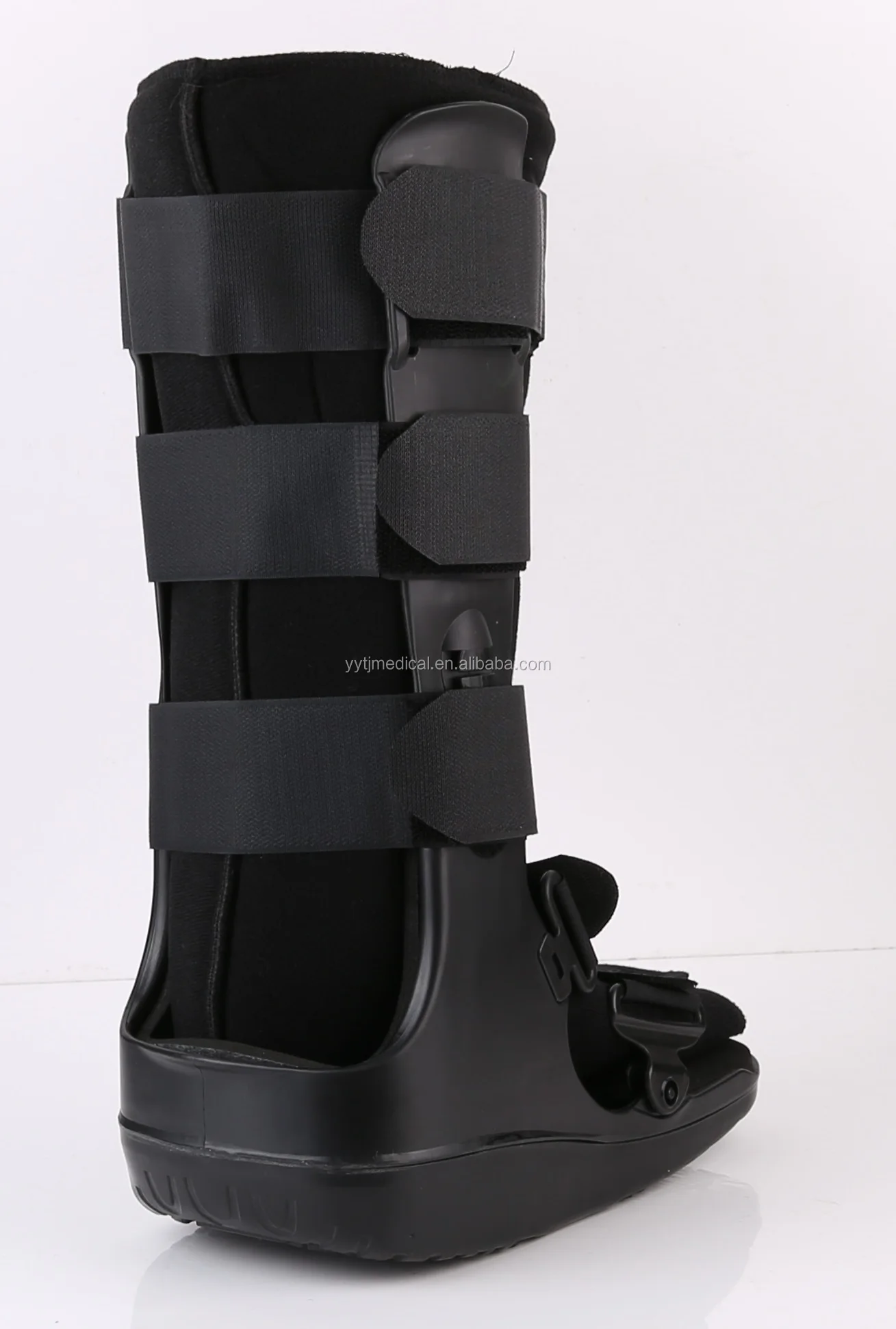 Médico caminando bota después de la cirugía ortopédica del tobillo de ...