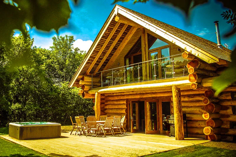 Marco De Madera Casa De Madera Con Grandes Ventanas De Registro En Casa
