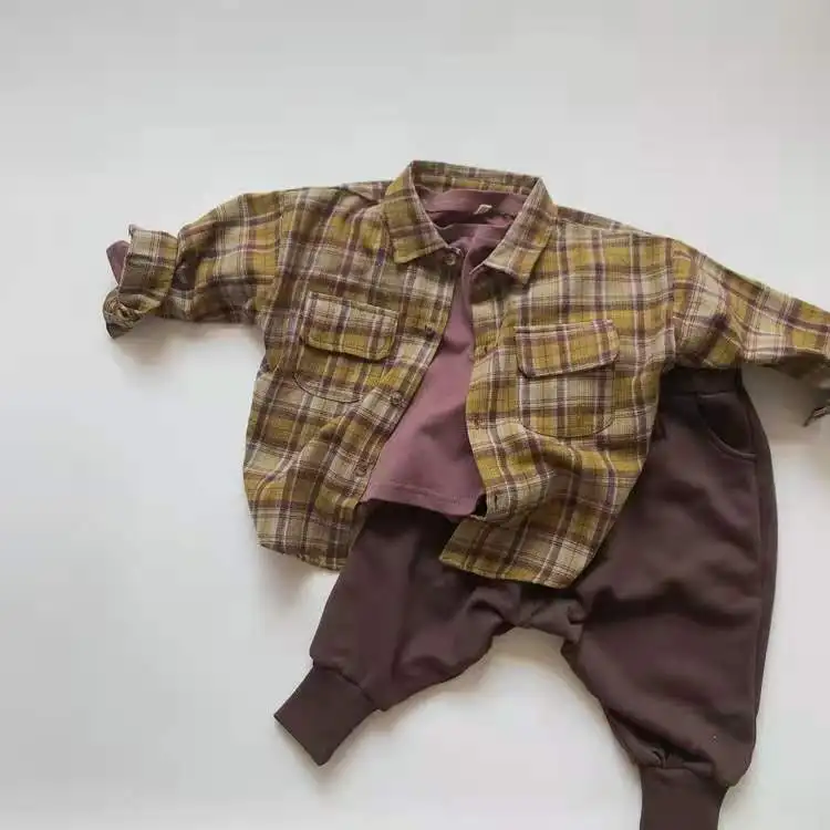Boy and girl neutral plaid long sleeve round neck shirts for children in autumn and winter.