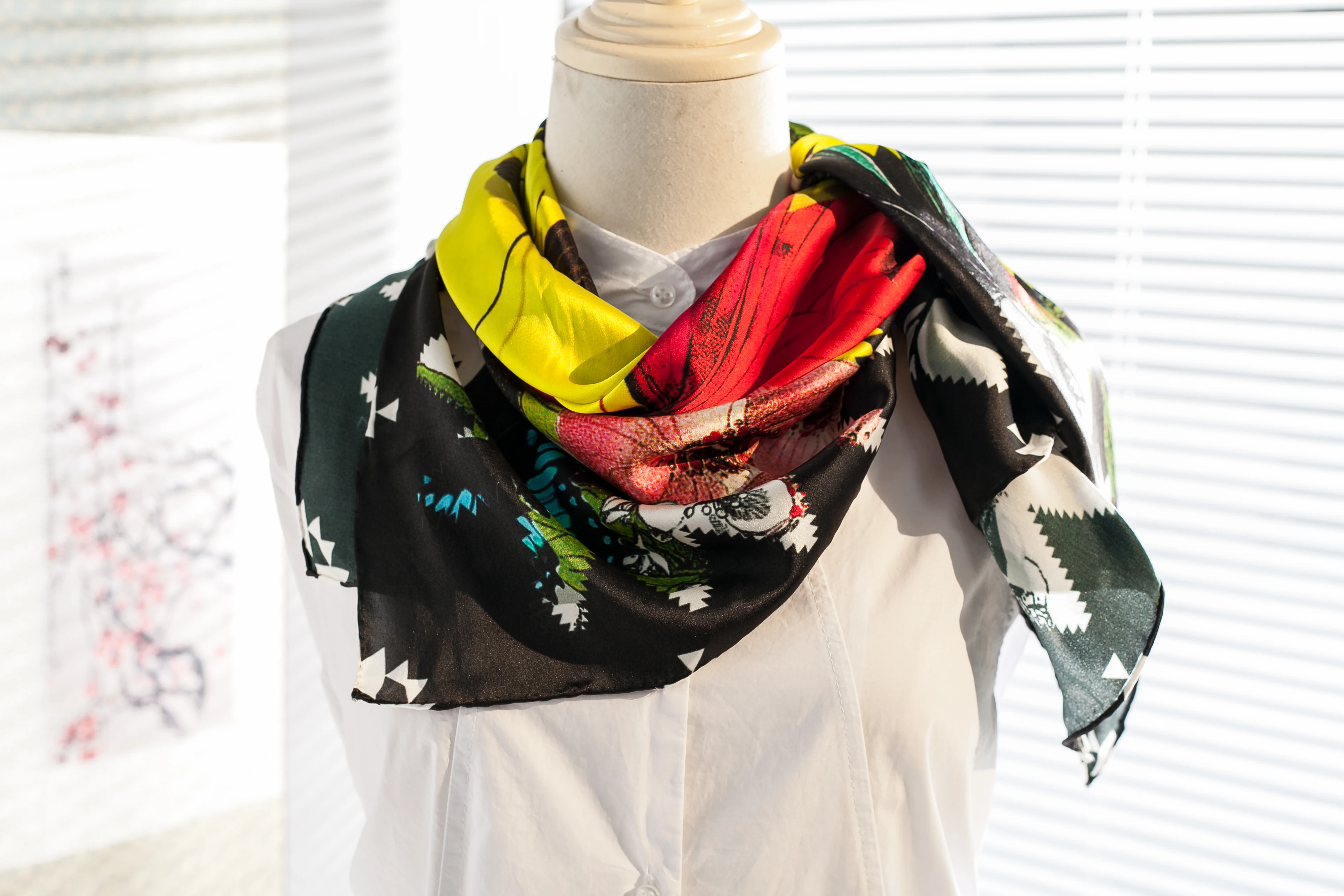 批发中国接受定制徽标女士印花土耳其方形真丝缎面围巾