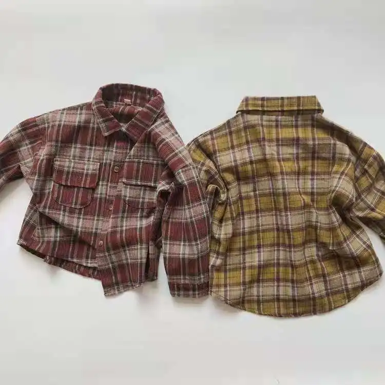 Boy and girl neutral plaid long sleeve round neck shirts for children in autumn and winter.