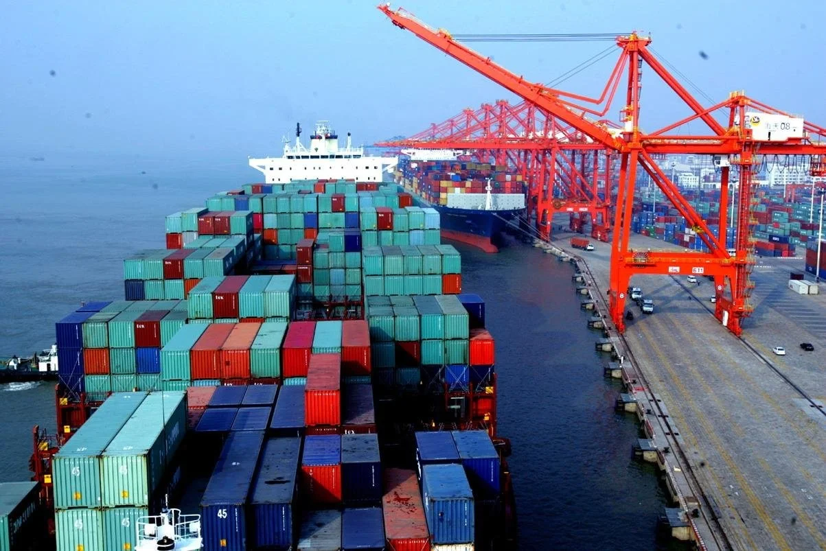 Грузы которые потенциально. Морские контейнеры Чайна Шиппинг. Контейнеры морские в порту Китай. Корабль с контейнерами. Грузовые контейнеры в порту.