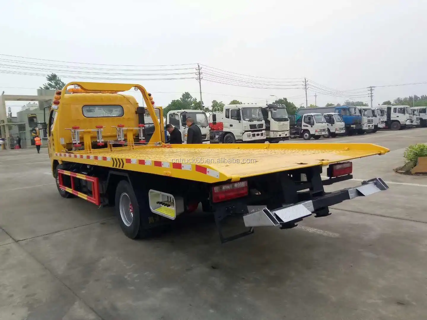 China Dongfeng 5 ton low bed tow truck for sale
