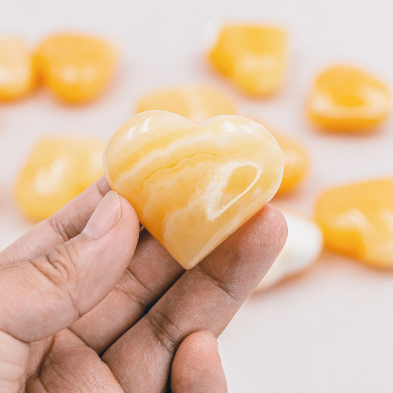 批发天然手工雕刻水晶橙色方解石心家居装饰