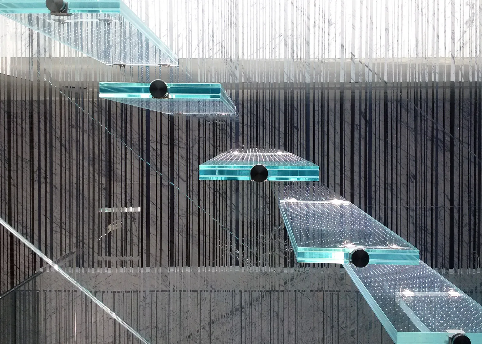 室内钢化玻璃楼梯设计浮法玻璃楼梯