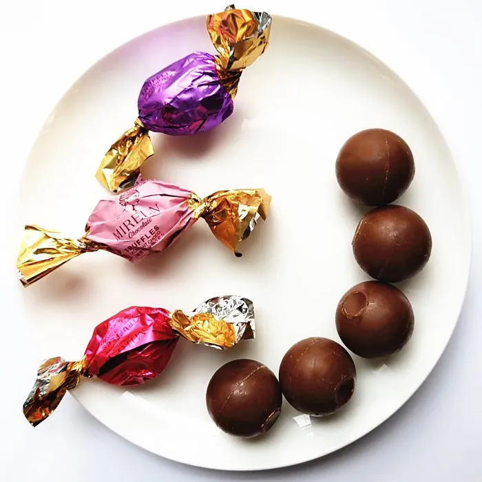 
Round chocolate balls <strong><span style=