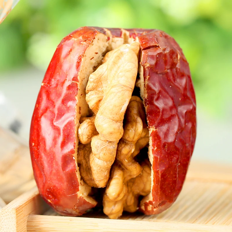 красный грецкий орех. красный грецкий орех. грецкий орех с красным ядром сорт. Red walnut. ядро грецкого ореха.