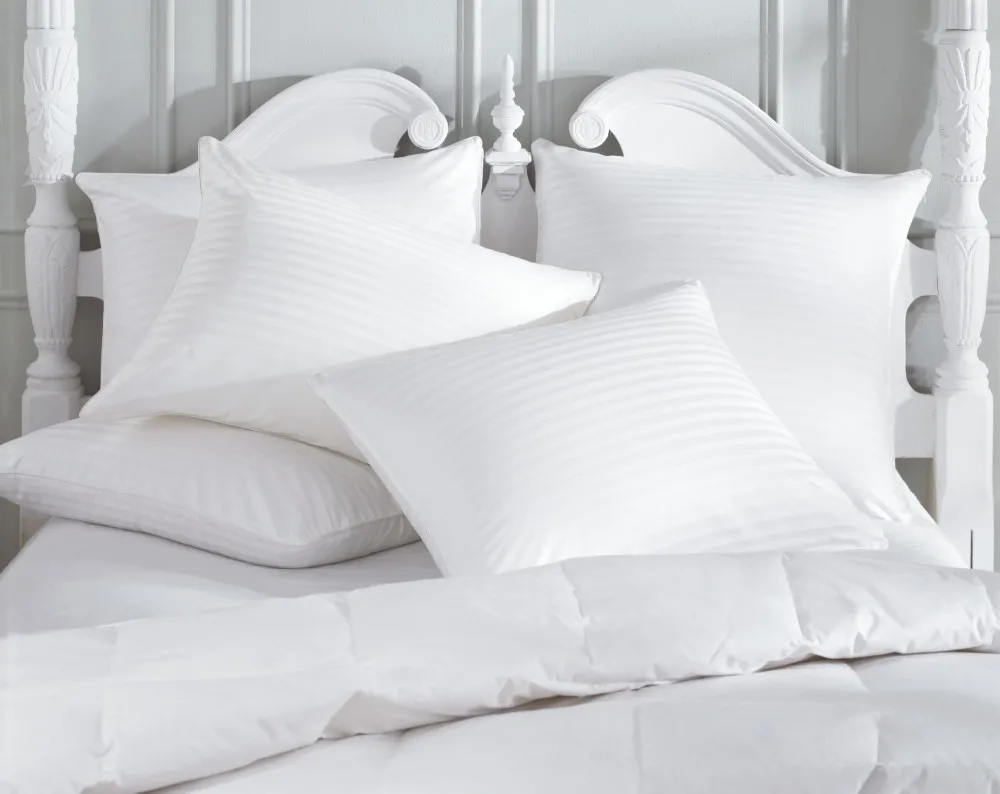 Реклама постельного белья. Белая подушка страйп сатин 50х70. Одеяло и подушка. Подушки одеяла постельное белье. Постель с подушками.