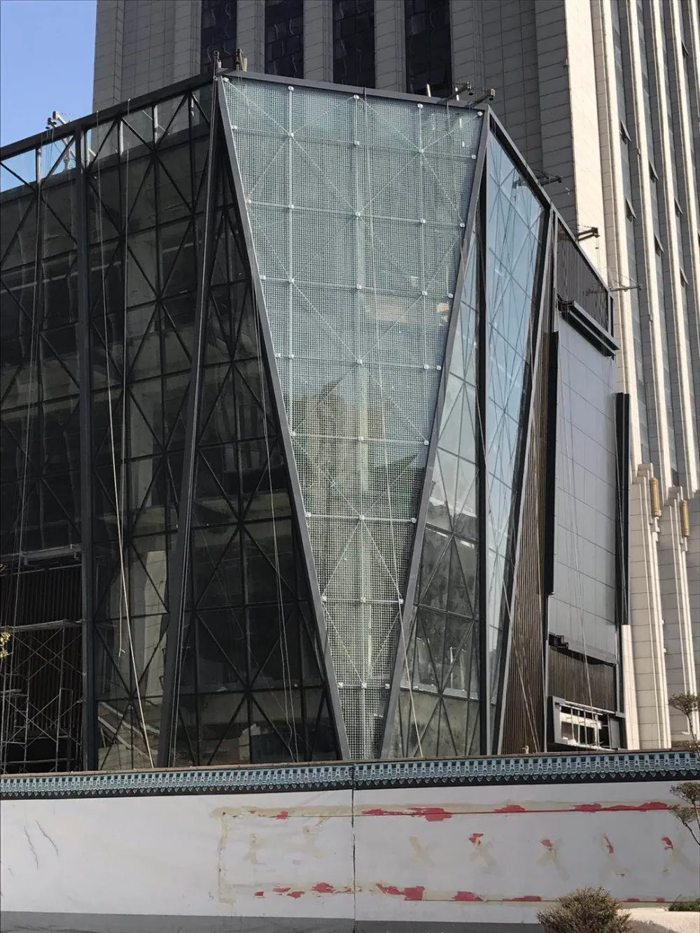 用于商业广告的柔性高透明户外 led 网格屏幕