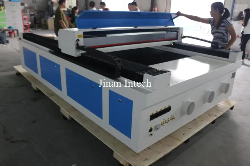 Ce Standard 1300*2500mm Auto Focus Laser Cutting Machine