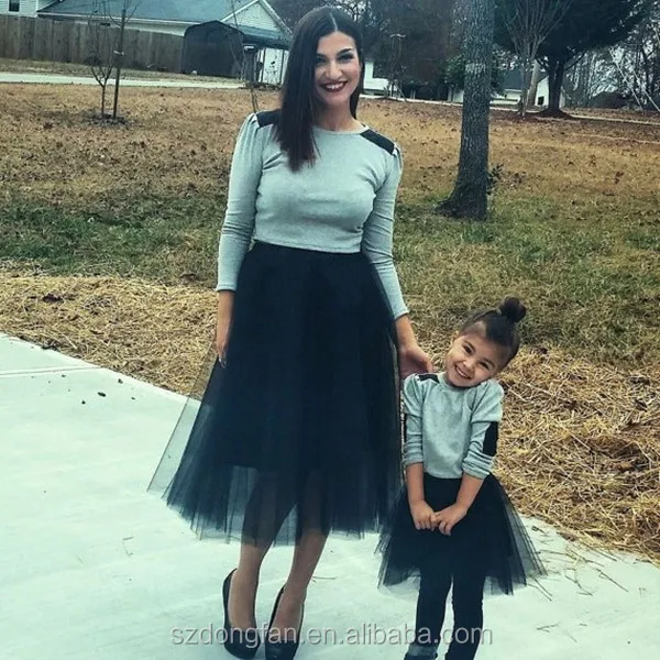 Мама и дочка в фатиновых юбках